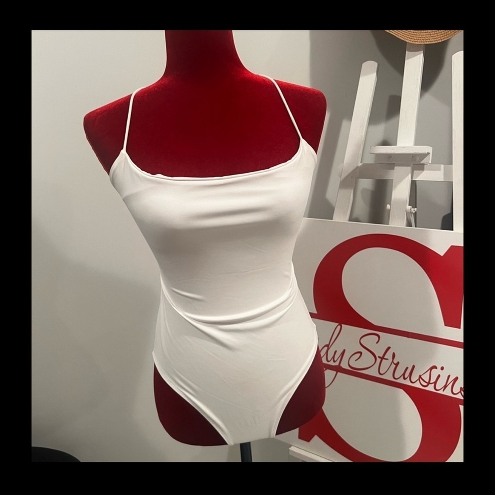 Chic white stretch spaghetti strap bodysuit/size M